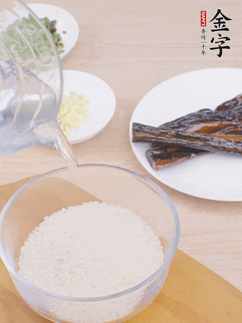 大米提前用清水浸泡1小時(shí)。