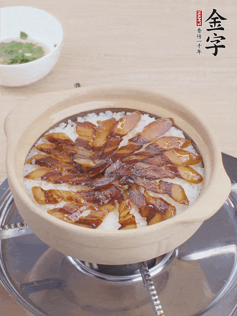 快收水時(shí)，鋪醬油肉，鍋邊淋點(diǎn)油，轉(zhuǎn)動(dòng)砂鍋，燜煮2分鐘。