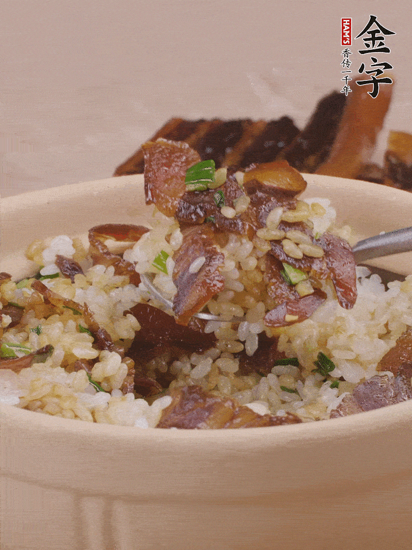 揭蓋后撒點(diǎn)蔥花裝飾，趁熱拌勻。