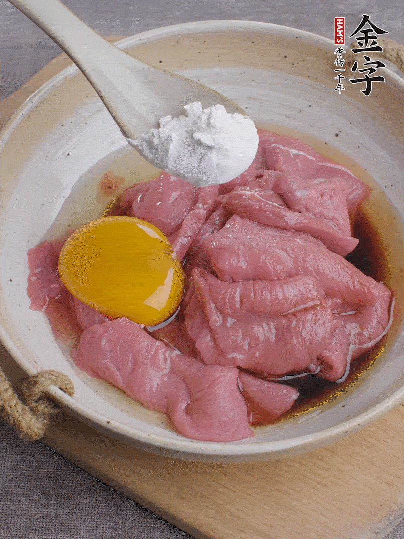 牛肉切片，雞蛋1個、水2勺、料酒1/2勺、生抽1/2勺、生粉1勺腌15分鐘。
