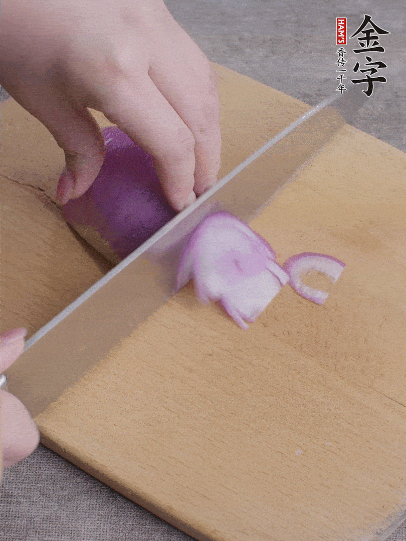 洋蔥切絲、蔥切段。