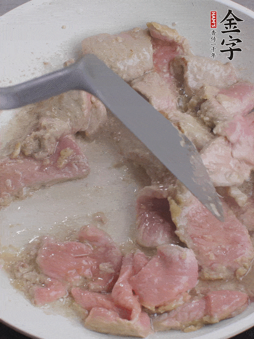 鍋中少油，下牛肉炒至變色。（盛出來）