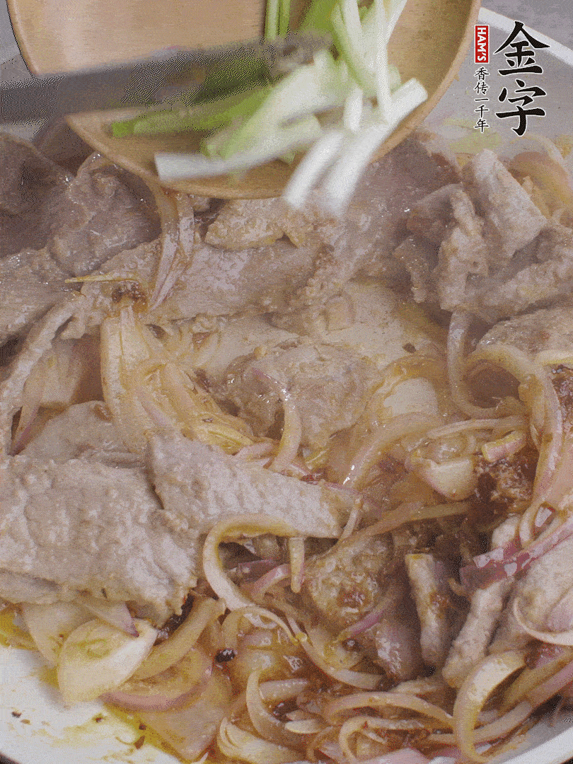 下牛肉、蔥段快炒。