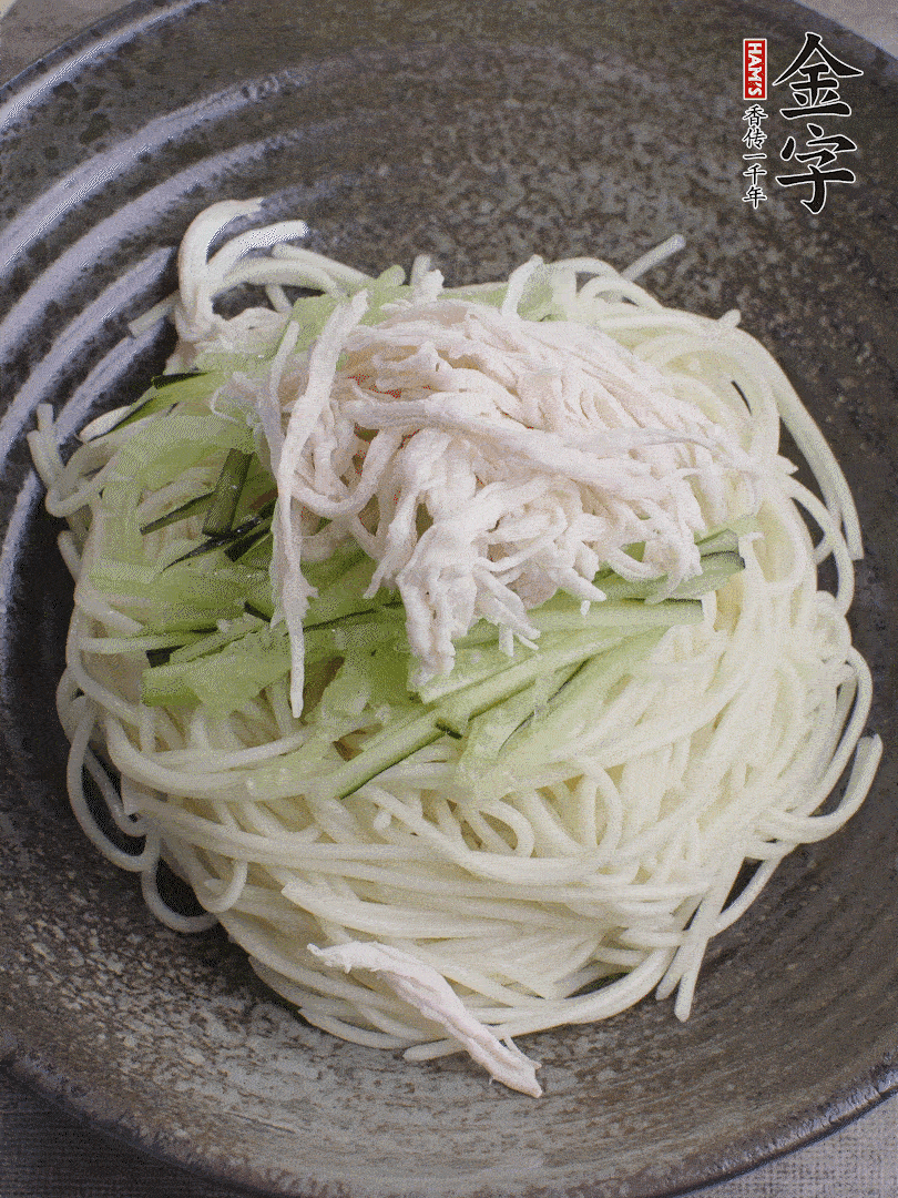堿水面（熟）倒入大碗中，鋪上黃瓜絲、雞絲。