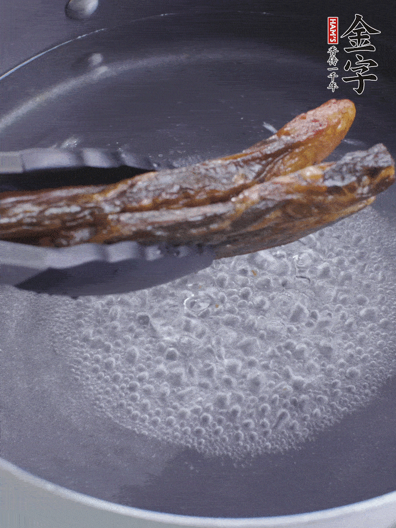 金字醬油肉水煮15分鐘，切薄片。