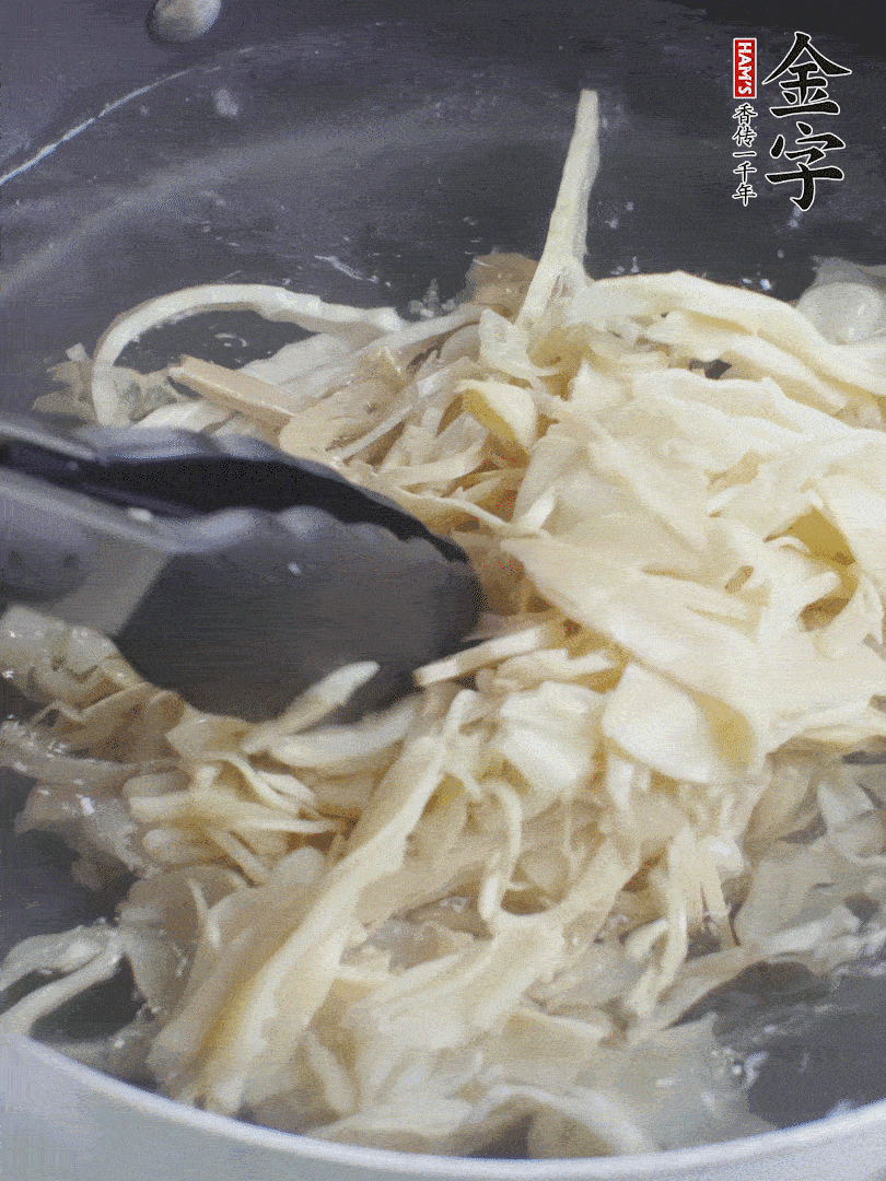 糯米筍焯水1分鐘，過涼水，擠干水份。