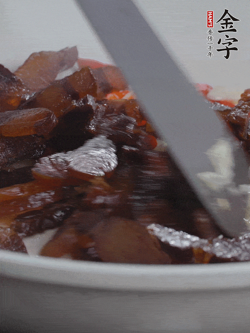 下醬油肉，煸出油脂。
