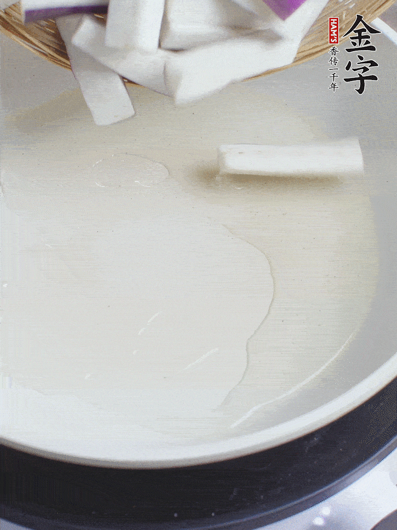 杭茄洗凈去蒂，縱向剖成4份，切成長10cm左右的段。白洋蔥切絲。口蘑洗凈去掉柄。紅椒切菱形片。