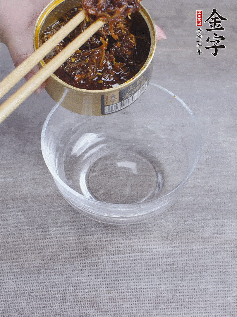 金字火腿大師醬2勺、醬油1勺、白砂糖1/2勺調(diào)勻。