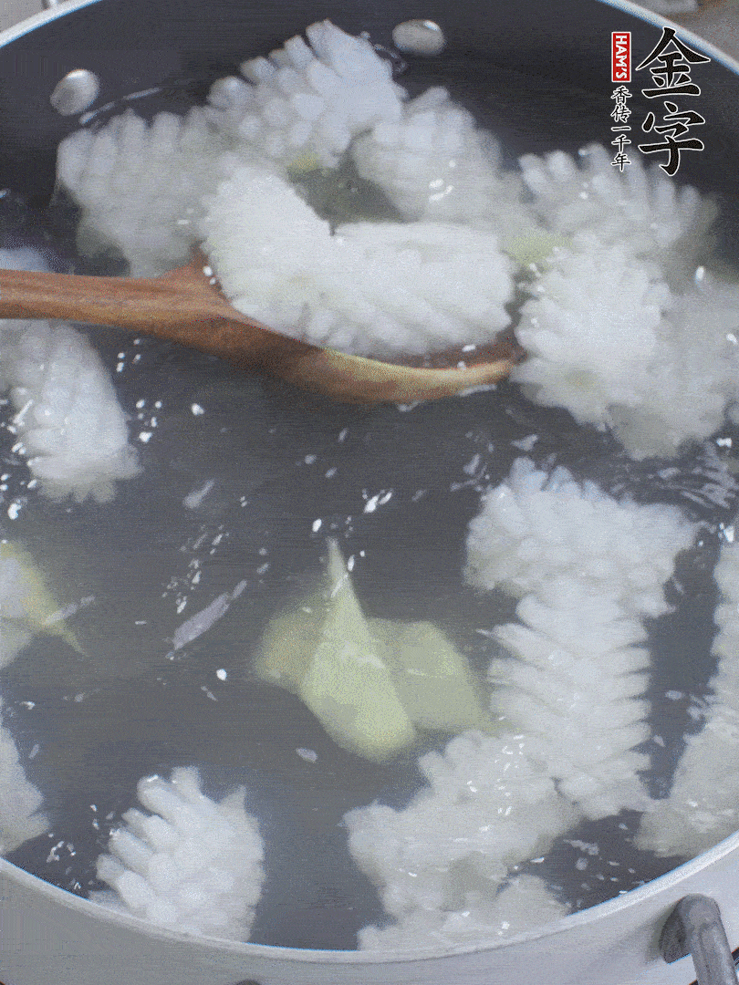 魷魚解凍后，加姜片、料酒汆燙30秒。