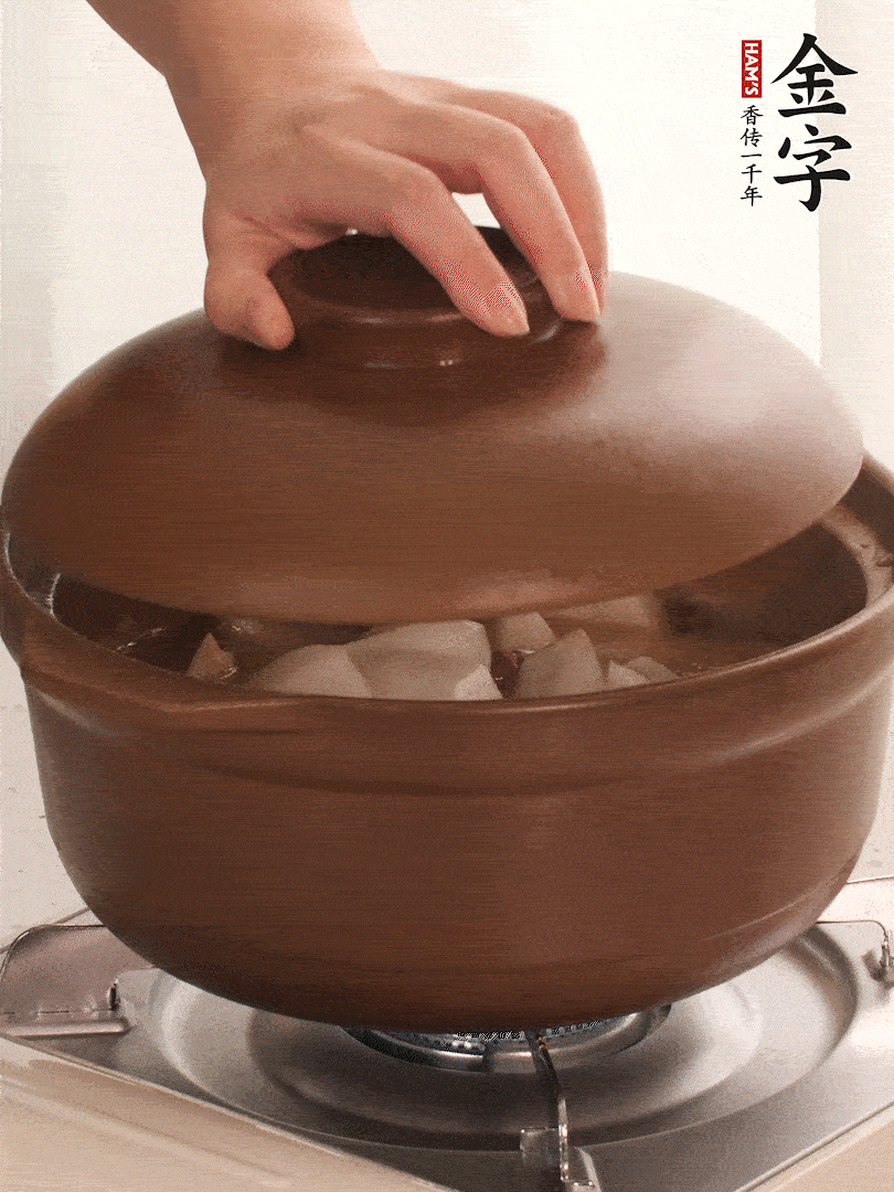 倒沒過(guò)食材的熱水，大火燒開。蓋上蓋子轉(zhuǎn)中小火，燉15-20分鐘。等蘿卜煮到喜歡的軟爛度就可以關(guān)火。
