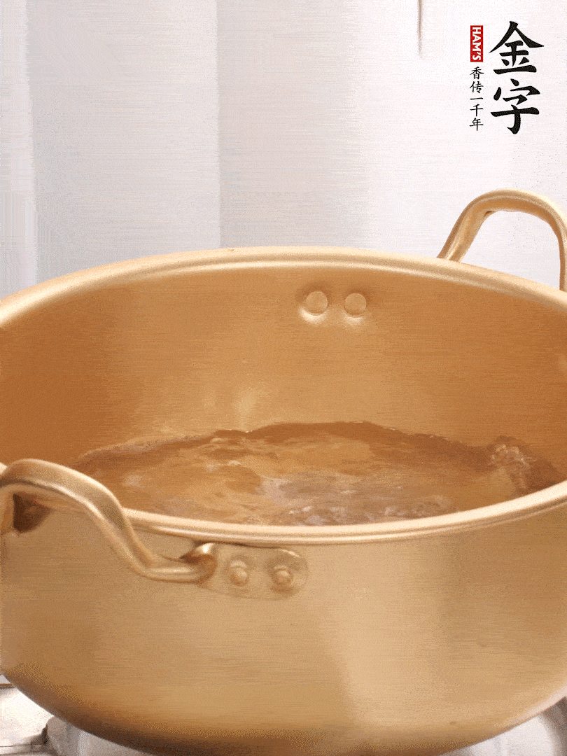 排骨加姜片、料酒，冷水下鍋焯水，撇去浮沫。
