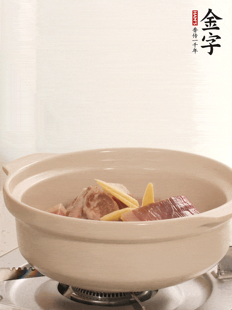 湯鍋放入排骨、火腿、姜，加適量水。煮開后轉(zhuǎn)小火燉40分鐘。