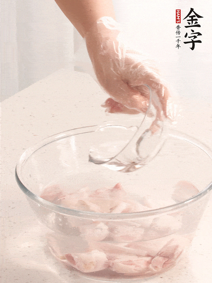 豬蹄除去雜毛、刮去油膩，斬成大塊，冷水浸泡半小時(shí)出血水，冷水下鍋，放入姜片、醋去腥，水燒開大約2分鐘，撈出。（白醋能夠讓豬蹄更白凈）