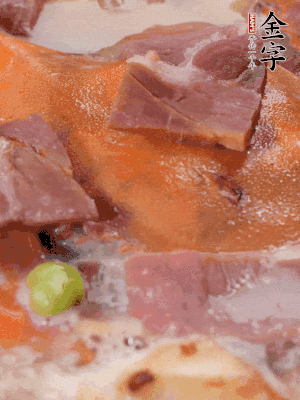 放適量料酒、清水煮到沸騰，再下蟹塊燜煮8分鐘。