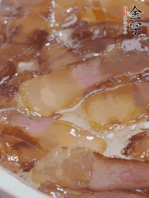 油5成熱，醬油肉煸香。