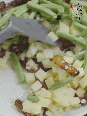 下蒜末、豆角、土豆塊翻炒。