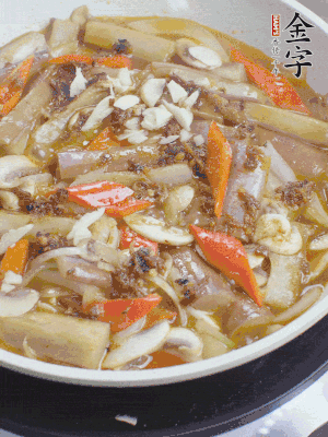 撒蒜末、香菜末。