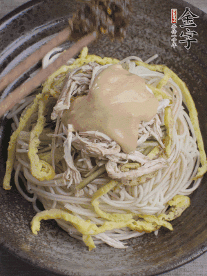 生抽1勺、醋1勺、芝麻醬1勺、金字火腿大師醬1勺。