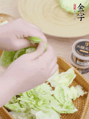 卷心菜掰成小片。