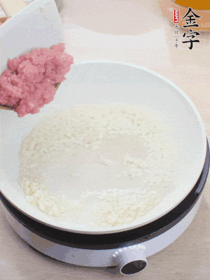 下火腿片、筍干均勻翻炒后，加2勺料酒、適量清水。