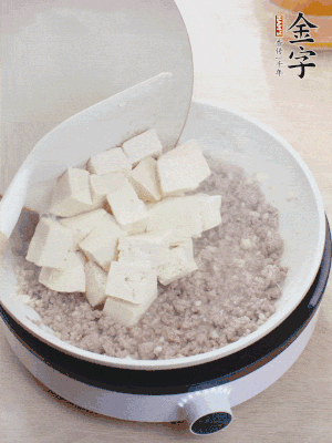 蓋蓋燉煮20分鐘后，加腐皮，撒一點(diǎn)枸杞。