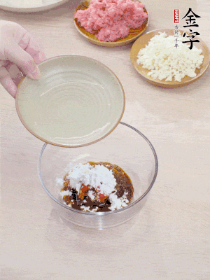 調(diào)料汁：金字火腿干貝醬2勺、剁椒1/2勺、生抽1/2勺、淀粉2勺、清水半碗。