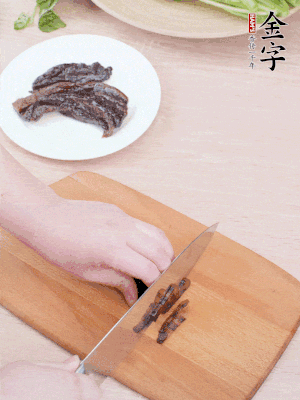 金字醬油肉下鍋煮10分鐘，切薄片。
