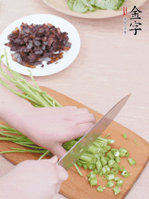 空心菜摘掉葉子，菜梗切成丁。