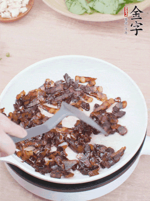 起鍋熱油，煸香醬油肉，撥拉到一邊。