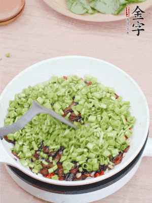 下菜梗翻炒，混合醬油肉。