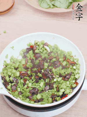 1勺生抽、1勺蠔油、1點(diǎn)點(diǎn)白糖調(diào)味。