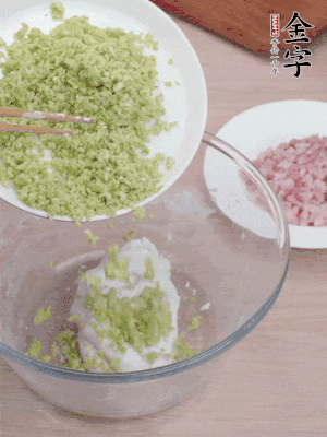 糯米粉邊揉邊加水，成團(tuán)后揉進(jìn)蠶豆、咸肉。