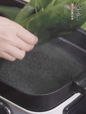 粽葉入沸水煮1分鐘，翻面再煮1分鐘，清洗干凈加水浸泡。