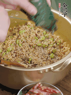 再附一張粽子，一齊向后折疊，線繩捆綁。