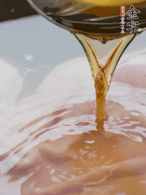 洗凈后冷水下鍋，加黃酒焯水。