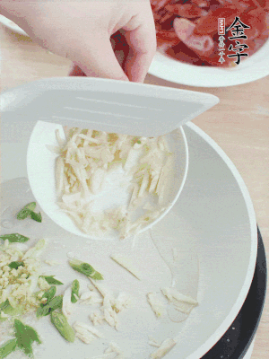 油4成熱，下蔥姜蒜、干辣椒、花椒煸出香味。