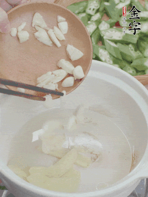 砂煲熱油，姜蒜、辣椒煸香。