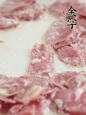 炒鍋熱油，下培根火腿煸炒。