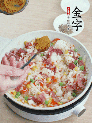 1勺咖喱粉、1/2勺鹽，少許黑胡椒碎炒均。