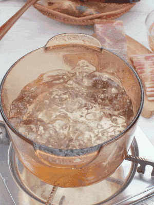 春筍切片焯水3分鐘，去除草酸澀味。