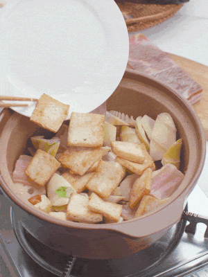 依次下春筍、豆腐，開水沒過食材。