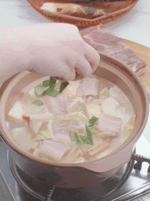 一小撮鹽、糖、雞精調(diào)味，最后撒點蒜葉點綴。