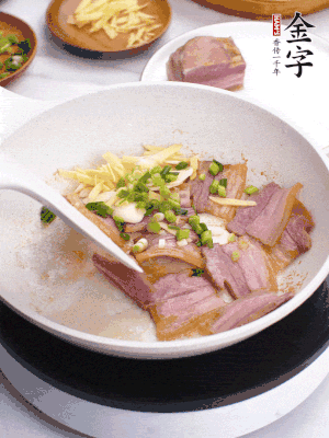 咸肉入鍋里煎至微金黃，下蔥姜蒜，撒幾顆花椒。
