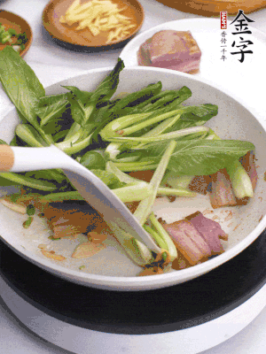 下小青菜翻炒，菜梆子變軟時，撒一點鹽、雞精調(diào)味。