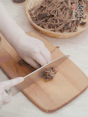 干茶樹菇浸泡過夜，去老根焯水，擠干水份。