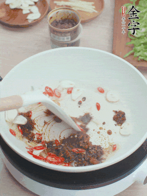 熱鍋涼油，姜蒜、辣椒、金字火腿xo醬炒香。