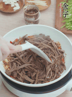 下茶樹菇煸炒4分鐘。