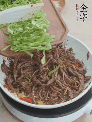 水分煸干，下青椒絲快炒1分鐘。