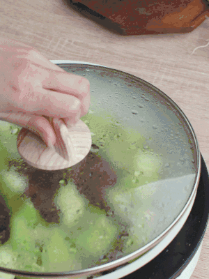 西葫蘆略出水時，加一小撮鹽調(diào)味。